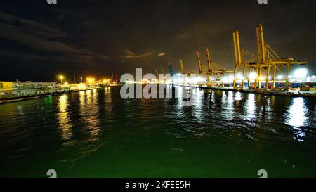 Nebbiosa atmosfera del porto di Chioggia in Italia ormeggio navi da crociera per Venezia Foto Stock