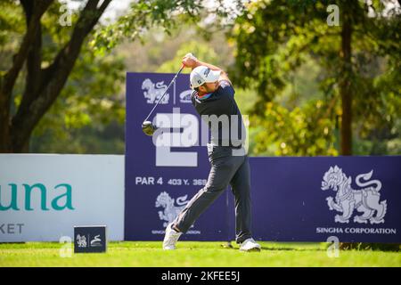 Chiang Rai, THAILANDIA. 18th Novembre 2022. Thitipan Pachuayprakong of THAILAND tee off alla buca 2 durante il 2nd round The All Thailand Golf Tour 23rd Singha Thailand Masters al Santiburi Country Club di Chiang Rai, THAILANDIA. Pachuayprakong chiuderà con un cinque-under 67 per prendere una quota del lead su 11-under par. Credito: Jason Butler/Alamy Live News. Foto Stock