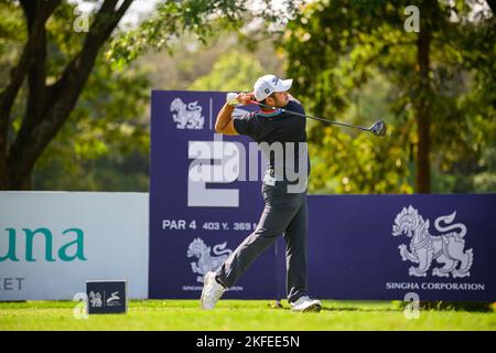 Chiang Rai, THAILANDIA. 18th Novembre 2022. Thitipan Pachuayprakong of THAILAND tee off alla buca 2 durante il 2nd round The All Thailand Golf Tour 23rd Singha Thailand Masters al Santiburi Country Club di Chiang Rai, THAILANDIA. Pachuayprakong chiuderà con un cinque-under 67 per prendere una quota del lead su 11-under par. Credito: Jason Butler/Alamy Live News. Foto Stock