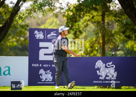 Chiang Rai, THAILANDIA. 18th Novembre 2022. Thitipan Pachuayprakong of THAILAND tee off alla buca 2 durante il 2nd round The All Thailand Golf Tour 23rd Singha Thailand Masters al Santiburi Country Club di Chiang Rai, THAILANDIA. Pachuayprakong chiuderà con un cinque-under 67 per prendere una quota del lead su 11-under par. Credito: Jason Butler/Alamy Live News. Foto Stock