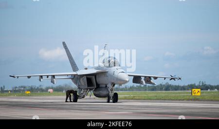 Un US Navy F/A-18 Super Hornet assegnato a Strike Fighter Squadron (VFA) 2, Naval Air Station Lemoore, California, taxi sulla linea di volo alla base dell'aeronautica militare di Tyndall, Florida, 12 settembre 2022. WSEP è un esercizio formale di valutazione di due settimane progettato per testare le capacità di uno squadrone di condurre sistemi di armi da fuoco vivo durante le missioni di addestramento di combattimento aria-aria. Foto Stock