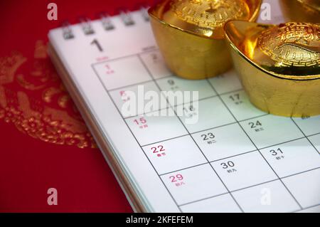 Happy Chinese New Year Concept - Calendario del 2023 gennaio con lingotto d'oro e sfondo di copertina rosso. Foto Stock