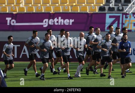 Doha, Qatar. 18th Nov 2022. Gli arbitri partecipano ad una sessione di pratica allo Stadio del Qatar Sports Club di Doha, Qatar, 18 novembre 2022. Credit: Jia Haocheng/Xinhua/Alamy Live News Foto Stock