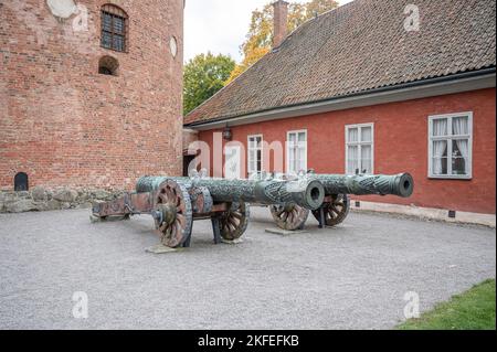 Vista del famoso cannone svedese del 16 ° secolo presso il castello di Gripsholm situato a Mariefred Sodermanland Svezia. Foto Stock