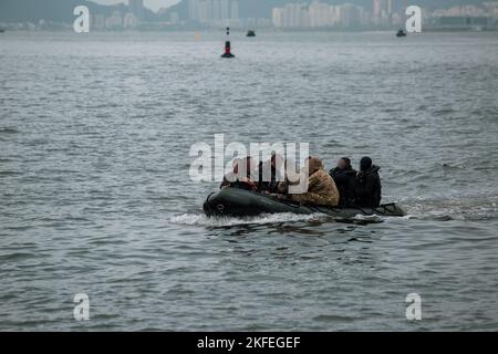 Membri di servizio provenienti dal Brasile con il Grupamento de Mergulhadores de Comabte, Marinha do Brasil (Gruppo di combattimenti della Marina Brasiliana), Hombres Ranas de Infantería de Marina de Ecuador (corpo dei Marine Equadoriani Frogmen), Las Fuerzas de Operaciones Especiales de la Marina de Guerra del Perú (The Special Operations Forces of the Peruvian Navy), e U.S. Navy Seals assegnati a un Naval Special Operations Team, condurre il movimento al loro punto di inserimento attraverso un Combat Rubber RAID Craft durante una missione di immersione come parte dell'esercizio UNITAS LXIII a Rio de Janeiro, 12 settembre 2022. UNITAS è la più lunga del mondo Foto Stock