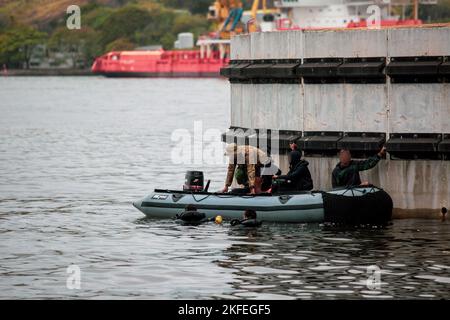 Membri di servizio provenienti dal Brasile con il Grupamento de Mergulhadores de Comabte, Marinha do Brasil (Gruppo di combattimenti della Marina Brasiliana), Hombres Ranas de Infantería de Marina de Ecuador (corpo dei Marine Equadoriani Frogmen), Las Fuerzas de Operaciones Especiales de la Marina de Guerra del Perú (Le forze operative speciali della Marina Peruviana), e le tenute della Marina degli Stati Uniti assegnate a un team delle operazioni speciali navali, conducono una missione di immersione come parte dell'esercizio UNITAS LXIII a Rio de Janeiro, 12 settembre 2022. UNITAS è l'esercizio marittimo multinazionale annuale più lungo al mondo che si concentra sul miglioramento Foto Stock