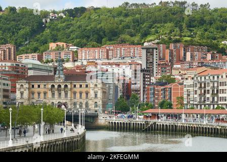 Vista del fiume Nervion e del Municipio di Bilbao, Bizkai, Euskadi, Spagna Foto Stock