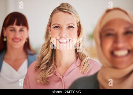 Ritratto della diversità, dirigenza o donna d'affari per motivazione, empowerment o lavoro di squadra in ufficio con sorriso. Donne felici, collaborazione o affari Foto Stock