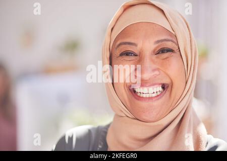 Islam, musulmano e donna in hijab con abiti islamici per la religione tradizionale, la cultura araba e la fede spirituale. Ritratto di bellezza anziana Foto Stock