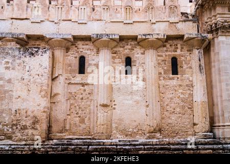 Cattedrale di Siracusa costruita sulla sommità di un tempio greco. Le colonne doriche possono essere apprezzate sulle pareti. Sicilia. Italia. Foto Stock