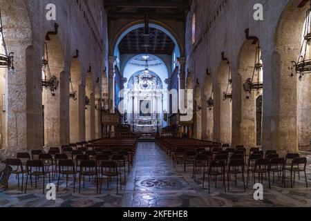 Cattedrale di Siracusa costruita sulla sommità di un tempio greco. Le colonne doriche possono essere apprezzate all'interno. Sicilia. Italia. Foto Stock