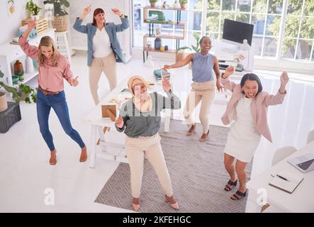 Uomini d'affari, festeggiamenti e balli in un successo aziendale per la collaborazione in team in ufficio. Gruppo di lavoratori creativi ballano e. Foto Stock