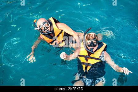 Coppia anziana in posa per foto di viaggio durante l'escursione di snorkeling nel sud-est asiatico durante il viaggio in barca in scenari esotici - anziani pensionati attivi e divertimento Foto Stock