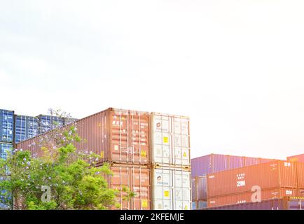1-9-2022, Chonburi, Thailandia, grandi contenitori utilizzati per spedizioni internazionali Foto Stock
