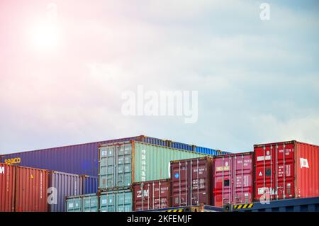1-9-2022, Chonburi, Thailandia, grandi contenitori utilizzati per spedizioni internazionali Foto Stock