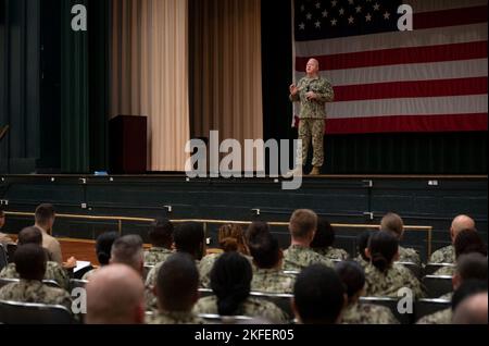 NORFOLK, Virginia (settembre 13, 2022) Master Chief Petty Officer della Marina James Honea parla con i marinai durante una chiamata a mani libere alla Naval Station Norfolk, 13 settembre 2022. Honea ha condotto la sua prima visita alla flotta per rispondere alle domande e discutere le sue priorità di competenza nella lotta alla guerra, sviluppo professionale e del carattere, e qualità della vita. Foto Stock