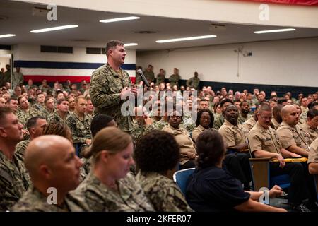 NORFOLK, Virginia (settembre 13, 2022) i marinai pongono domande al Master Chief Petty Officer della Marina James Honea (non illustrato) durante una chiamata a mani libere alla Naval Station Norfolk, 13 settembre 2022. Honea ha condotto la sua prima visita alla flotta per rispondere alle domande e discutere le sue priorità di competenza nella lotta alla guerra, sviluppo professionale e del carattere, e qualità della vita. Foto Stock