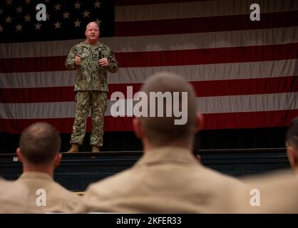 NORFOLK, Virginia (settembre 13, 2022) Master Chief Petty Officer della Marina James Honea parla con i marinai durante una chiamata a mani libere alla Naval Station Norfolk, 13 settembre 2022. Honea ha condotto la sua prima visita alla flotta per rispondere alle domande e discutere le sue priorità di competenza nella lotta alla guerra, sviluppo professionale e del carattere, e qualità della vita. Foto Stock