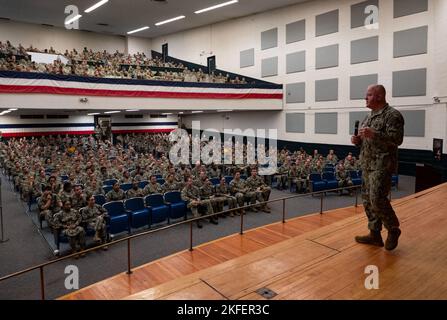 NORFOLK, Virginia (settembre 13, 2022) Master Chief Petty Officer della Marina James Honea parla con i marinai durante una chiamata a mani libere alla Naval Station Norfolk, 13 settembre 2022. Honea ha condotto la sua prima visita alla flotta per rispondere alle domande e discutere le sue priorità di competenza nella lotta alla guerra, sviluppo professionale e del carattere, e qualità della vita. Foto Stock