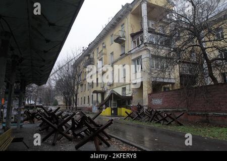 DNIPRO, UCRAINA - 17 NOVEMBRE 2022 - edifici residenziali danneggiati da uno sciopero missilistico russo sulla città al mattino, Dnipro, Ucraina orientale. Foto Stock