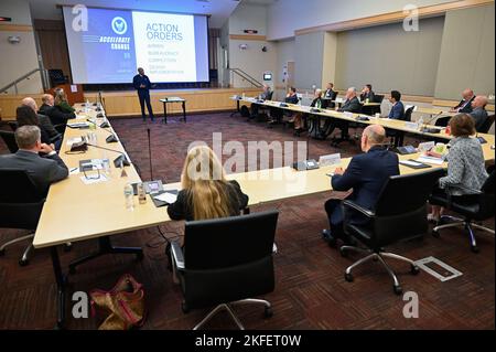 Il Capo dello staff dell'Aeronautica Generale CQ Brown, Jr. Parla agli studenti con il programma di orientamento del Servizio Senior Executive dell'Advanced Professional Executive (APEX) al Pentagono, Arlington, Virginia, 13 settembre 2022. Il programma APEX forma i nuovi membri SES nel Dipartimento della Difesa, nell'organizzazione di servizi congiunti e nei processi mission-critical. Foto Stock