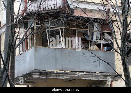 DNIPRO, UCRAINA - 17 NOVEMBRE 2022 - edifici residenziali danneggiati da uno sciopero missilistico russo sulla città al mattino, Dnipro, Ucraina orientale. Foto Stock