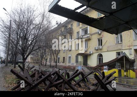 DNIPRO, UCRAINA - 17 NOVEMBRE 2022 - edifici residenziali danneggiati da uno sciopero missilistico russo sulla città al mattino, Dnipro, Ucraina orientale. Foto Stock