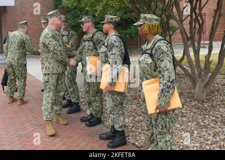 NORFOLK, Virginia (settembre 13, 2022) Master Chief Petty Officer of the Navy (MCPON) James Honea si congratula con Comandante, Naval Surface Force Atlantic (CNSL) staff Chief Petty Officer Selectees, presso la sede centrale della CNSL, settembre 13. Honea sta conducendo il suo primo impegno nella flotta per rispondere alle domande e discutere le sue priorità in materia di competenza nella lotta alla guerra, sviluppo professionale e di carattere e qualità della vita. Foto Stock