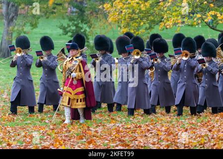 Band of the Coldstream Guards suonando dopo la truppa dei Re, Royal Horse Artillery eseguiva un saluto con le armi per il compleanno di Re Carlo III Foto Stock