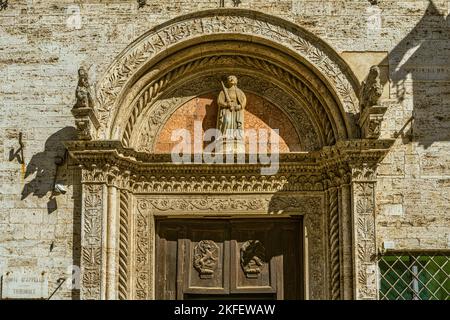 L'edificio storico del Palazzo del Capitano del Popolo a Perugia. È sede della corte d'appello e di altri uffici pubblici.Perugia, Umbria Foto Stock