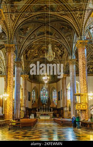 Il transetto e l'altare maggiore della Cattedrale di San Lorenzo a Perugia. Perugia, Umbria, Italia, Europa Foto Stock