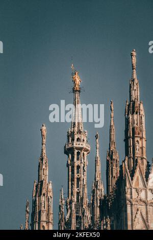Uno scatto verticale delle bellissime torri del Duomo di Milano Foto Stock