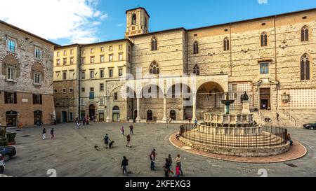 La Fontana maggiore e il Duomo di San Lorenzo in Piazza IV Novembre a Perugia. Perugia, Umbria, Italia, Europa Foto Stock