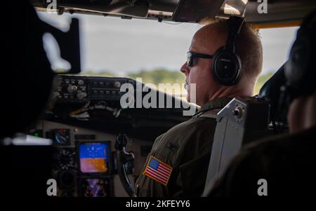 Il colonnello Adam Bingham, comandante del 6th Air Refueling Wing, pilota un aereo KC-135 Stratotanker per la prima volta alla MacDill Air Force base, Florida, 13 settembre 2022. Bingham ha recentemente preso il comando della 6th ARW dopo aver precedentemente servito come comandante del 47th Operations Group presso Laughlin Air Force base, Texas. 6th Air Refueling Wing, 91st Air Refueling Squadron, Air Mobility Command, Fuel the Fight, KC-135 Stratotanker, Foto Stock