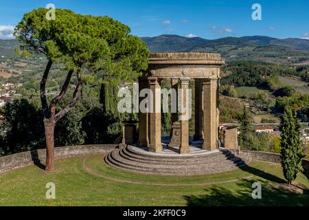 Monumento ai caduti di tutte le guerre nel centro storico di Poppi, Arezzo, Italia, in una giornata di sole Foto Stock