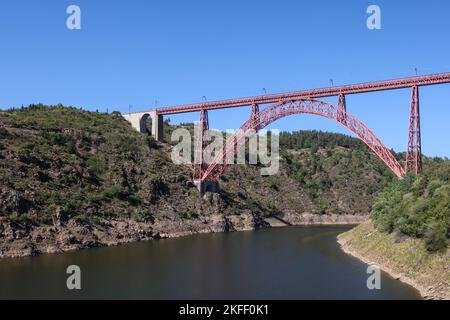 Viadotto Garabit,Viaduc de Garabit, ponte ad arco ferroviario che attraversa il fiume Truyère, vicino, Ruynes-en-Margeride, a, ferrovia, Storico, ferrovia di ferro, ponte ad arco, costruito, da, Gustave Eiffel. On, over,fiume Truyere, Cantal dipartimento, Auvergne-Rodano-Alpi, Cantal,Francia,francese,Europa,europea, Foto Stock