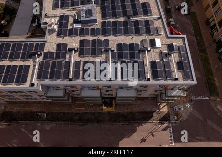 Pannelli solari sul complesso di appartamenti NOM di nuova costruzione nel quartiere di Noorderhaven visto dall'alto. Immobiliare aereo moderno energia neutro costruzione Foto Stock