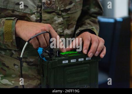 Air Force Senior Airman Matthew Sapp, 4th Air Support Operations Group, partito tattico di controllo dell'aria Airman, preme un pulsante su una radio durante l'esercizio Heavy Rain III presso la base aerea di Ramstein, Germania, 13 settembre 2022. L'esercizio ha consentito ai membri del servizio di ricevere formazione e di operare in un ambiente simile a quello con tempo, manodopera e risorse limitate. Foto Stock