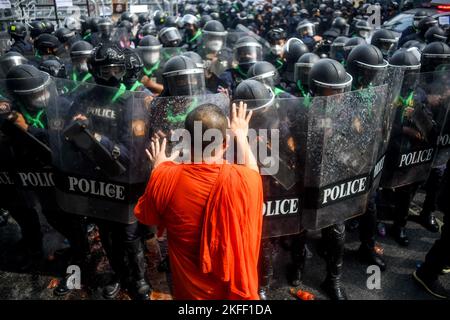 Thailandia. 18th Nov 2022. Un monaco negozia con la polizia durante un gruppo di attivisti politici che si chiamano "Ratsadon stop APEC 2022" hanno spostato le loro truppe fuori dalla piazza della città. Di fronte al Municipio di Bangkok (Bangkok) è stato utilizzato come luogo per stabilirsi e sedersi a partire dal 16 novembre 2022, prima di raggiungere a piedi la sede del vertice APEC. Per inviare una lettera ai leader di varie nazioni che partecipano all'incontro. (Foto di Vichan Poti/Pacific Press) Credit: Pacific Press Media Production Corp./Alamy Live News Foto Stock