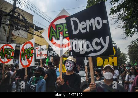 Thailandia. 18th Nov 2022. Un gruppo di attivisti politici che si chiamano "Ratsadon STOP APEC 2022" hanno spostato le loro truppe fuori dalla piazza della città. Di fronte al Municipio di Bangkok (Bangkok) è stato utilizzato come luogo per stabilirsi e sedersi a partire dal 16 novembre 2022, prima di raggiungere a piedi la sede del vertice APEC. Per inviare una lettera ai leader di varie nazioni che partecipano all'incontro. (Foto di Vichan Poti/Pacific Press) Credit: Pacific Press Media Production Corp./Alamy Live News Foto Stock