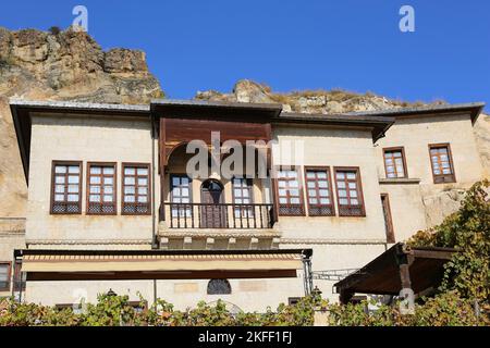 Antica residenza ottomana con cielo blu sfondo a Urgup, Turchia Foto Stock