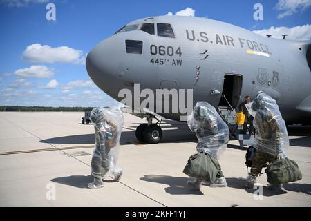 Aircrew di un Airlift Wing C-17 Globemaster III 445th indossare le loro apparecchiature di protezione degli occhi e delle vie respiratorie prima di passare attraverso un processo di decontaminazione dopo un volo durante l'esercizio: Operazione Merciful Valkyrie, 13 settembre 2022. Più di 180 Reserve Citizen Airmen della 445th Airlift Wing e membri del 5th Battaglione, 159th Regiment General Support Aviation Battaglione, Fort Knox, Kentucky, hanno partecipato all'esercitazione sul movimento dei pazienti di medicina aeronautica, dal 11 al 14 settembre 2022. Quattro C-17 Globemaster IIIs hanno condotto otto lanci al giorno, tre giorni consecutivi, per un totale di 24 lanci di andata e ritorno Foto Stock