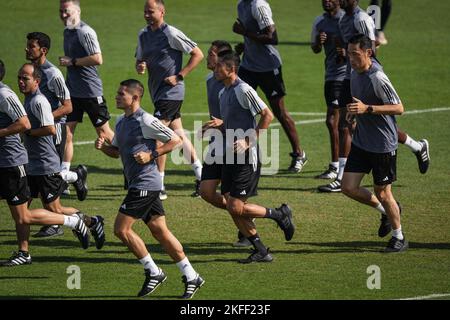 Doha, Qatar. 18th Nov 2022. Gli arbitri partecipano ad una sessione di pratica allo Stadio del Qatar Sports Club di Doha, Qatar, 18 novembre 2022. Credit: Pan Yulong/Xinhua/Alamy Live News Foto Stock