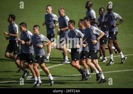 Doha, Qatar. 18th Nov 2022. Gli arbitri partecipano ad una sessione di pratica allo Stadio del Qatar Sports Club di Doha, Qatar, 18 novembre 2022. Credit: Pan Yulong/Xinhua/Alamy Live News Foto Stock