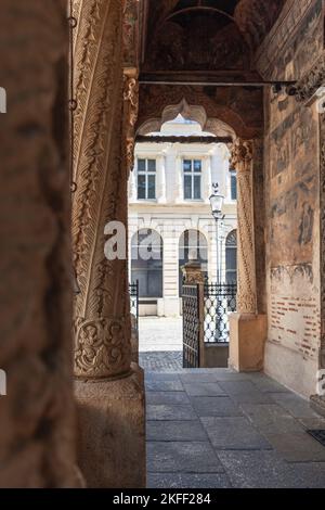 Affascinante entrata ad arco in legno nel Monastero di Stavropoleos decorata ovunque con affreschi e ornamenti con una forte influenza araba a Branco Foto Stock