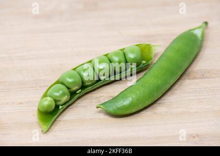 piselli verdi sgusciati Foto Stock