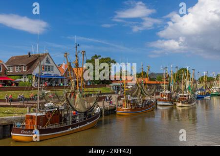 Hafen mit Kuttern in Greetsiel, Ostfriesland, Niedersachsen, Deutschland Foto Stock