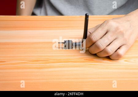 Wi-fi usb nero posizionato su pavimento in legno, porta usb wi-fi Foto Stock