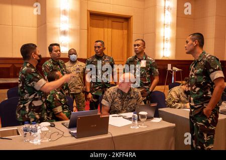 Un team composto da Tentara Nasional Indonesia (TNI, forze armate indonesiane) e membri del servizio degli Stati Uniti, discutono la pianificazione congiunta della missione durante l'esercizio Gema Bhakti 2022, 14 settembre. 2022, Giacarta, Indonesia. Gema Bhakti 22 è un evento del programma di esercizi congiunto del comando Indo-Pacific degli Stati Uniti, che utilizza le forze armate statunitensi e TNI collaborando per aumentare l'interoperabilità e migliorare la stabilità e la sicurezza regionale attraverso partnership bilaterali e multilaterali. Foto Stock