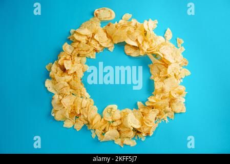 I cibi fritti sono dannosi per la salute. Mangiare sano. Patatine fritte. Cibi non sani. Spazio vuoto per il testo Foto Stock